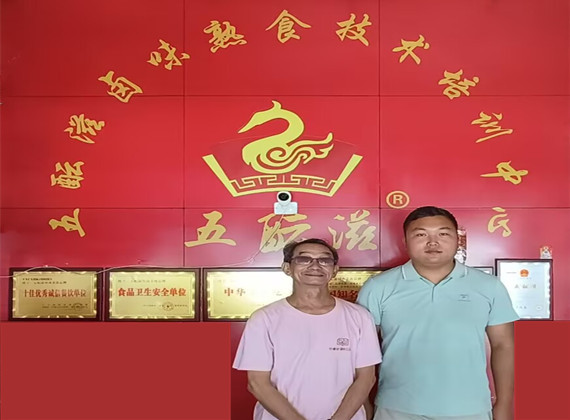 卤菜培训案例-徒弟与祖师爷合影留念