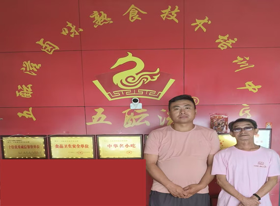 卤菜培训案例-徒弟与祖师爷合影留念