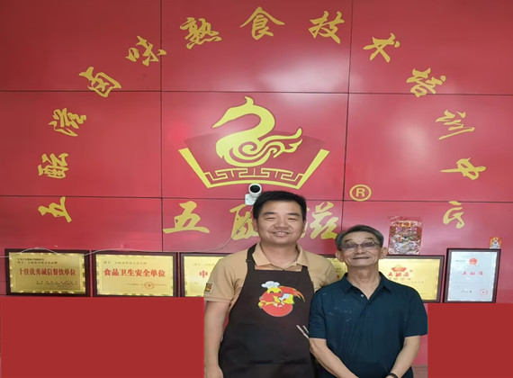 卤菜培训案例-徒弟与祖师爷合影留念