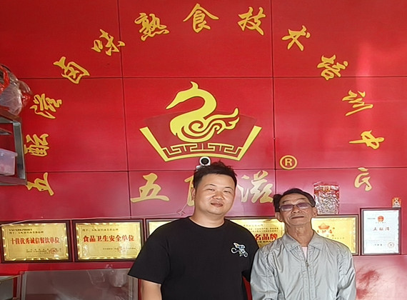 徒弟与祖师爷合影留念