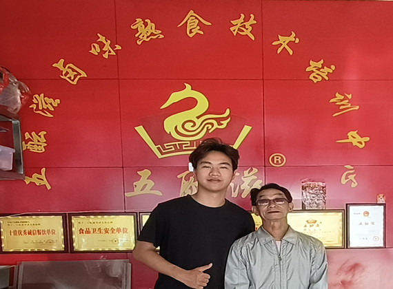 徒弟与祖师爷合影留念